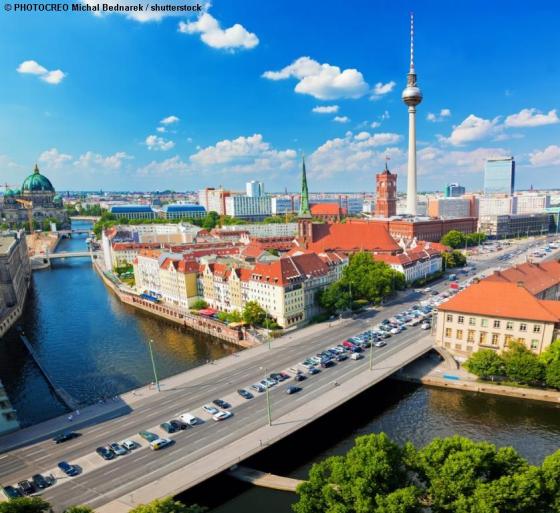 Blick aus einer Ferienwohnung auf Berlin auf Spree und Fernsehturm