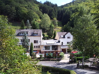 Sauerthaler Hof / Loreley Sauerthaler Hof und daneben das Haus am Wald