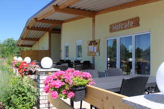 Torhaus Terra Nova Blick auf die Terrasse des Hofcafés