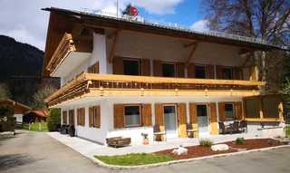 Ferienhaus Badersee Außenansicht mit Terrasse Hüttenzauber